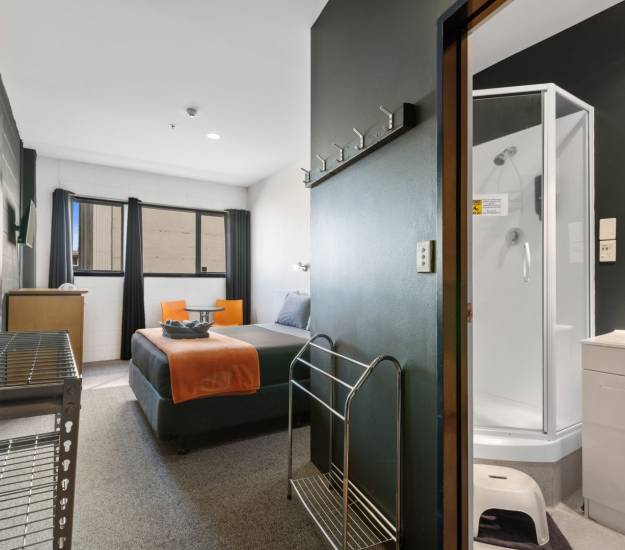 backpacker-group-cultural-rotoura