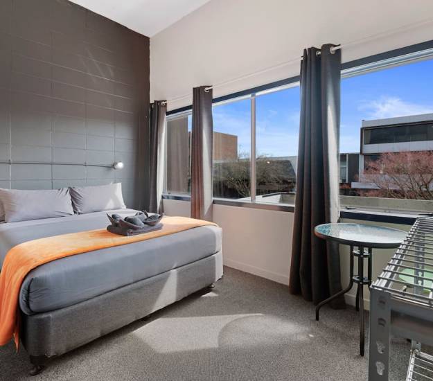 backpacker-group-cultural-rotoura