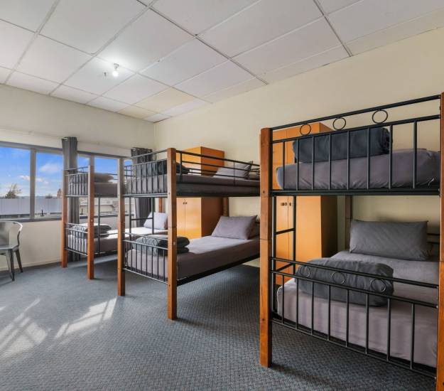 backpacker-group-cultural-rotoura