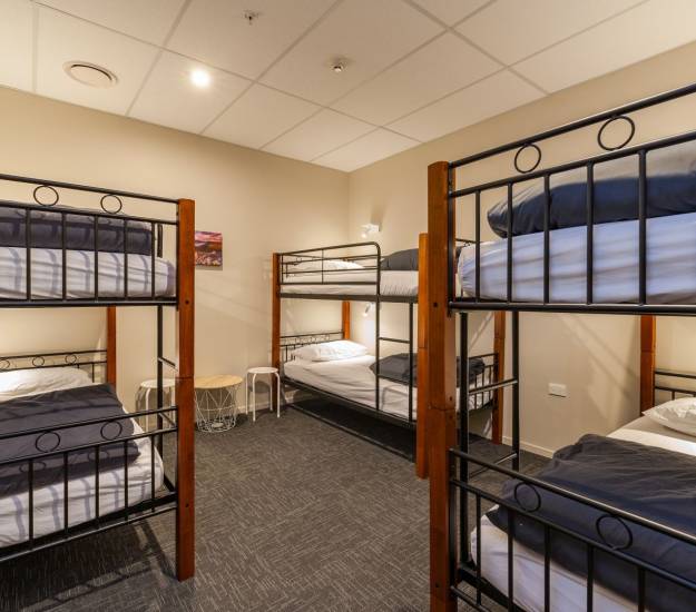 backpacker-group-cultural-rotoura