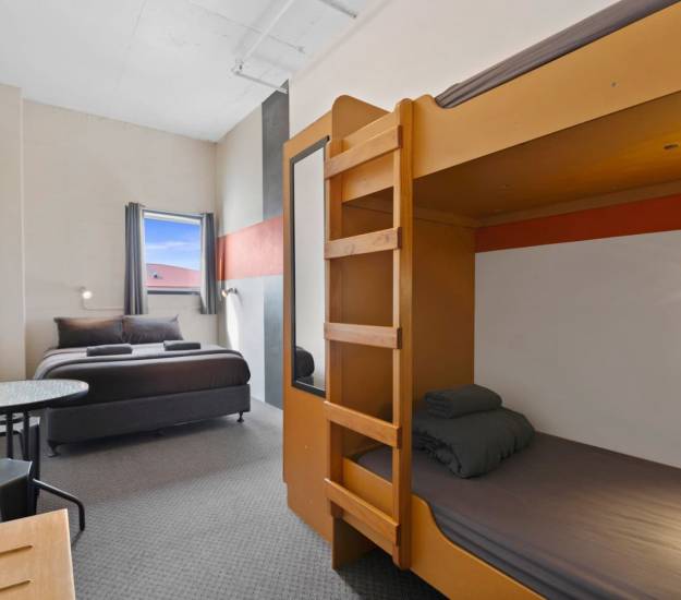 backpacker-group-cultural-rotoura