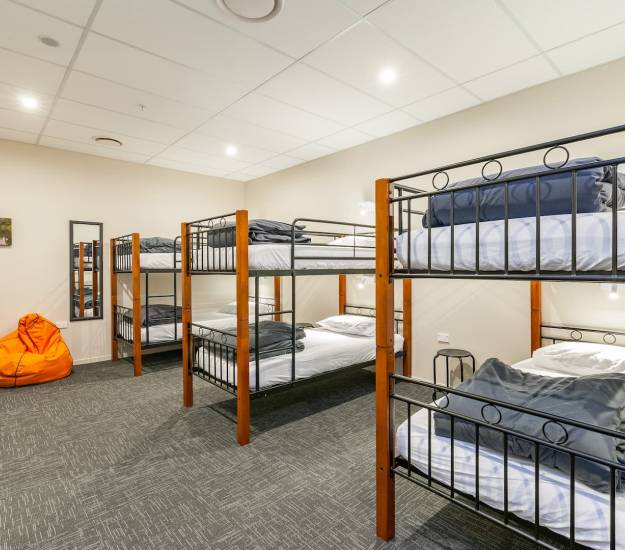 backpacker-group-cultural-rotoura